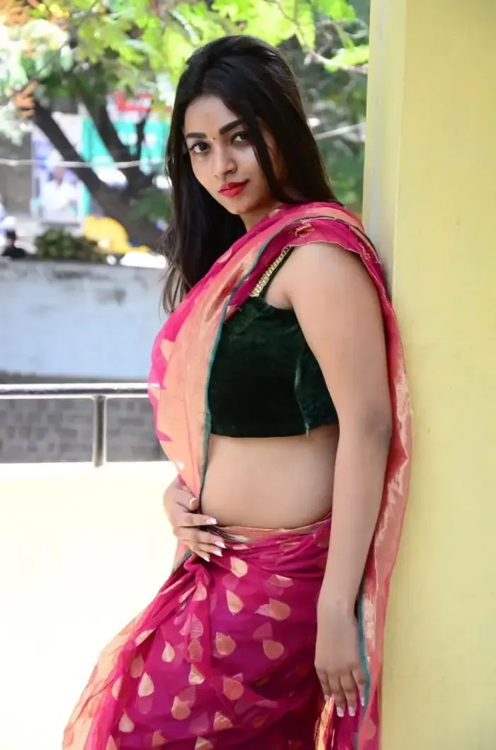 BEAUTIFUL INDIAN GIRL NANDINI NAVEL SHOW IN RED SAREE 2